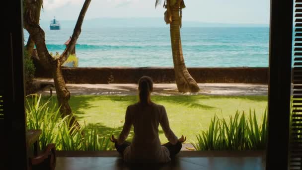 Fiatal Pihentető Gyakorló Jóga Lótusz Helyzetben Meditál Tornácon Bungaló Óceán — Stock videók