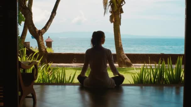 Silueta Mujer Relajante Practicando Meditación Yoga Sentado Posición Loto Porche — Vídeos de Stock