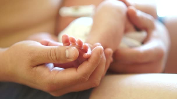 Отец делает профилактический массаж ее новорожденному ребенку. Контакт кожи с кожей. Защита детей — стоковое видео
