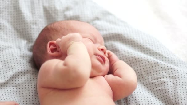 Close-up portret van een slapende pasgeboren baby. Een serene droom. Het kind croaks in een droom, huilen. Bescherming van kinderen. Pasgeboren gezondheid — Stockvideo