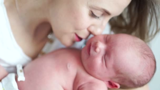 Il neonato piange da una colica. La madre calma il bambino e sorride. Un morsetto per l'ombelico di un neonato. Neonatologo — Video Stock