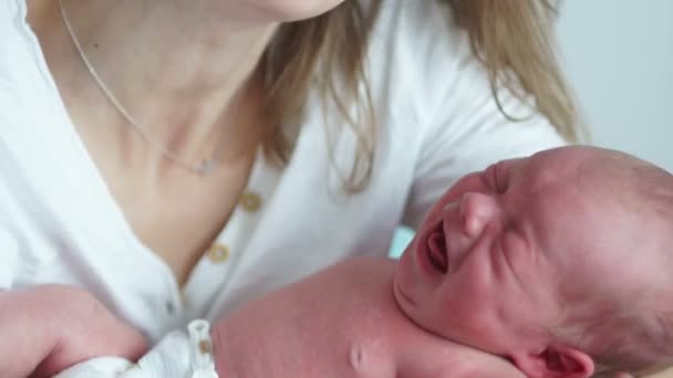 Ένα Δύο Εβδομάδα Παλαιό Μωρό Κλαίει Στην Αγκαλιά Της Μητέρας — Αρχείο Βίντεο