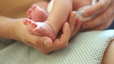 Onun babaları palm yeni doğan bebek bacağından Close-up. Erkek hassasiyet. Cilt cilt için başvurun. Babalar günü