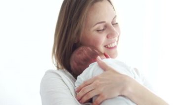 Olgun Anne kucağında uyuyan onun yeni doğan bebek tutar. Surrogacy. Tüp bebek. Tüp Bebek