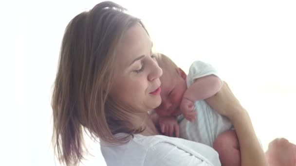 Mogen kvinna kramar hennes nyfödda baby. Mor och barn. IVF. Surrogatmoderskap. Barnet från ett provrör. In vitro- — Stockvideo