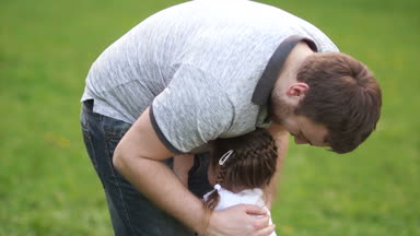 Mutlu bir kız babası için tatil. Baba hugs kız. Kız kaçıyor. Baba ve kızı yakalamak oynuyorlar. Babalar günü