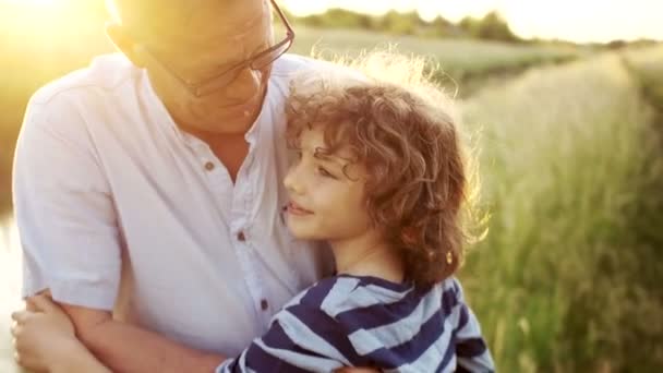 Grand-père embrasse son petit-fils. Un homme apprend à un garçon à être fort. Sensibilité masculine. Fête des Pères — Video