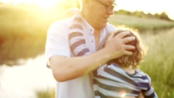 Abuelos acariciando la cabeza de los nietos. Día de la familia. Dos generaciones, sucesión de generaciones — Vídeo de stock