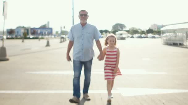 Nonno e nipote vanno dal parcheggio al supermercato. Tempo libero di famiglia, giorno di famiglia, preparazione a scuola — Video Stock