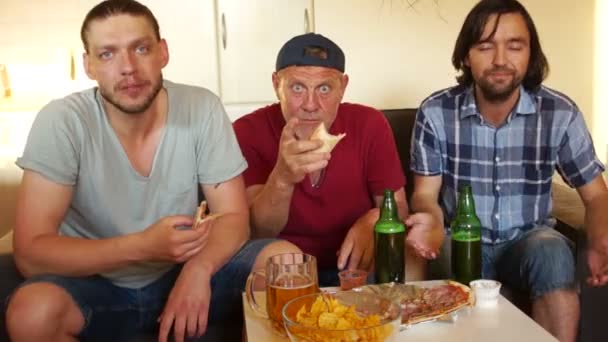 Football fans drink beer and discuss the details of the last match. Men are animatedly gesticulating — Stock Video