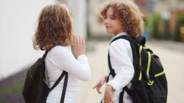 Öğrenciler mezun olduktan sonra veda. Eğitim Okulu, mutlu okul. Çocuklarda okul bahçesi Beyaz okul üniforması giymiş