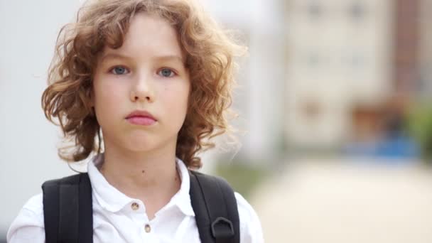 Ett Nära Porträtt Allvarliga Blåögda Skolpojke Med Lockigt Hår Pojken — Stockvideo