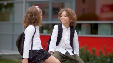 Bir erkek ve bir kız okula yakın söz ediyoruz. Kız utandım, gülümsedi ve uzaklaştı. Okul aşk, ilk aşk