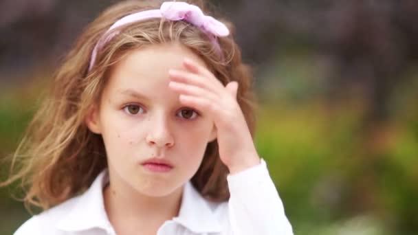 A close portrait of a serious, troubled girl. She has a sad face, difficulties in schooling, adolescence — Stock Footage A close portrait of a serious, troubled girl. She has a sad face, difficulties in schooling, adolescence Stock Video