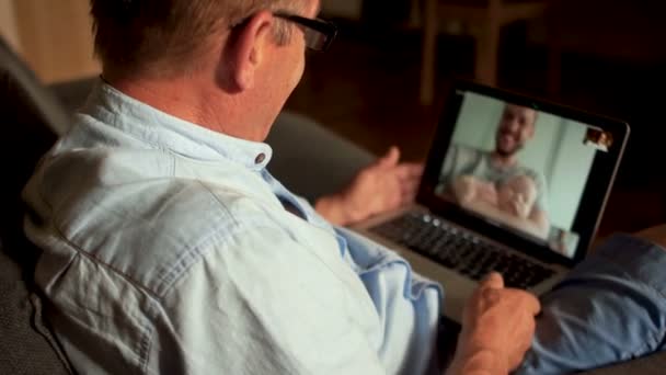 Età Pensionabile Figlio Con Bambino Braccio Sta Chiamando Skype Padre — Video Stock