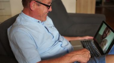 Mutlu dedesi torununu Internet üzerinden ilk kez görüyor. Üç kuşak erkeklerin, mutlu bir aile. Oğlu ve torunu için skype'takonuşurken bir olgun adam