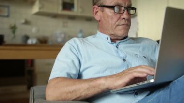 Komuta sizde mutfağında oturan dizüstü bilgisayar üzerinde çalışıyor. Çevrimiçi bankacılık, alışveriş online bir vergi beyannamesi doldurmak