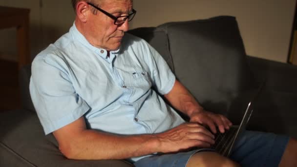 Communication dans Skype. Réseaux sociaux, communication vidéo. Le pensionné communique avec sa famille dans skype via Internet — Video