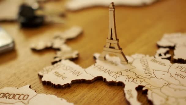 Carte d'Europe, France, modèle en bois. Tour Eiffel. Attractions touristiques, planification de voyage — Video