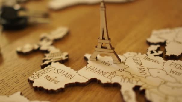 The camera gradually focuses on the wooden model of the map of Europe. Model of wood Eiffel Tower. Attractions in Paris, France — Stock Video