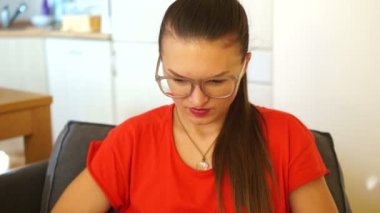 Esmer kız yüz gözlük, kapalı gülümseyen kapatın. Office kavramı, kadın serbest meslek sahibi, optik gözlük, optik mağaza