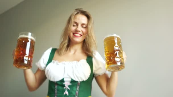 Toca vasos con cerveza. Una hermosa chica con un traje nacional bávaro en un festival de música. Tradiciones nacionales, rubias, alemanas — Vídeo de stock