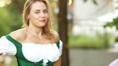 Bir dirndl gülümseyen sarışın mutlu Bavyera kadın. Flört, gösterir kameraya, yaka, kırmızı dudaklar arıyorum kız gülümsüyor. Oktoberfest, bira festivali, kopya alanı