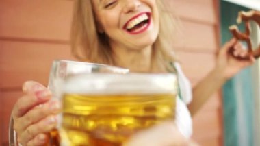 Kışkırtıcı kız bira bira festivali çalışır. Ulusal Bavyera kostüm, müzik festivali, seyahat ve eğlence kutlama