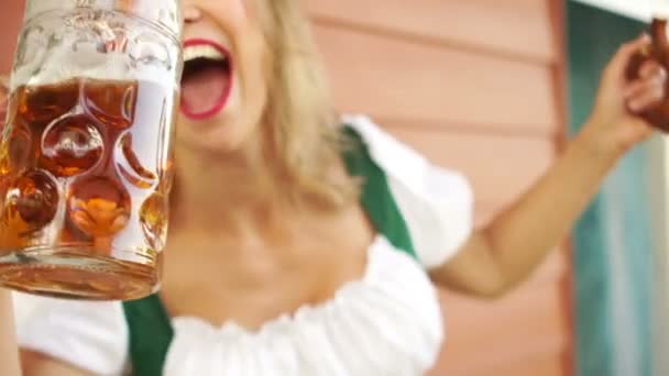 一个美丽的女人正在啤酒节上喝酒 白齿微笑 性感红唇 — 图库视频影像