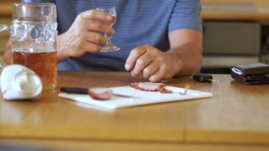 Kavram alkolizm. Adam votka içer, sosis ile aperatifler ve arabanın anahtarlarını alır. Sosyal Konular