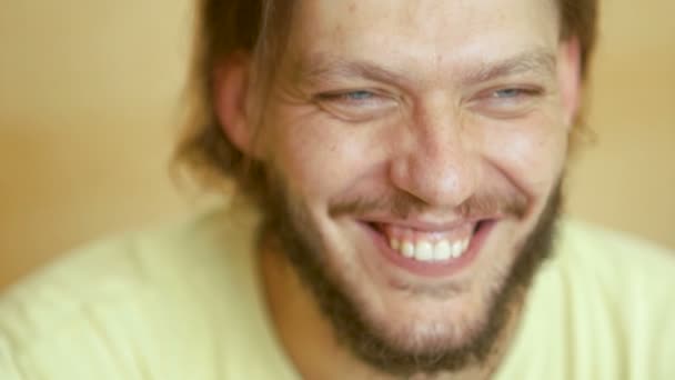 mann flirt lachen