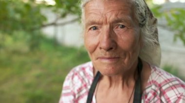 Çok yaşlı kadın onun bahçesinde çok güzel büyük portresi. Yakın bir bak, bir atkı bağlı bir kadın baş derin mrshchiny.