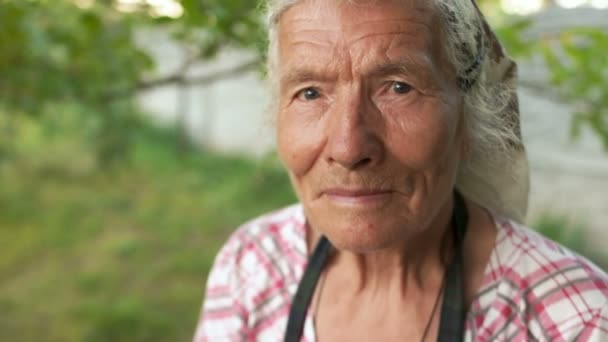 Schönes Großes Porträt Einer Sehr Alten Frau Ihrem Garten Ein — Stockvideo