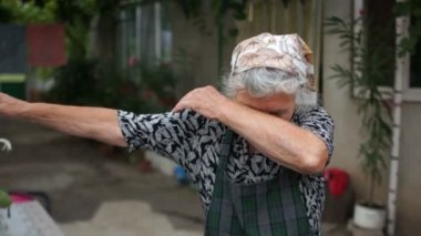 DAB emekli bir kadın köyde dans ediyor. Yaşlı bir kadın modern gençlik hareketi gösterir. Dabing