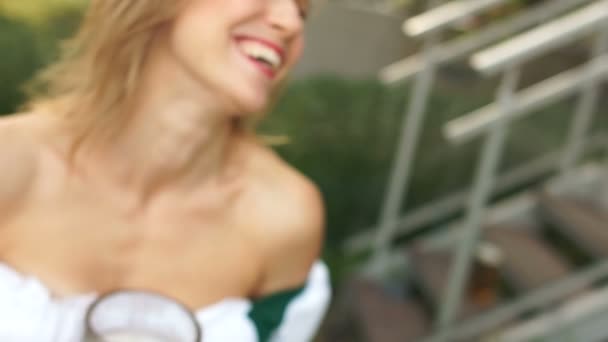 Пікантний подання декольте красива дівчина в фестивалю Октоберфест. Закри келих з пивом в руках офіціанткою в національному костюмі — стокове відео