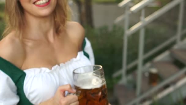 Seios grandes, um copo grande de cerveja, close-up. Festival da Cerveja Oktoberfest. Traje tradicional bávaro — Vídeo de Stock
