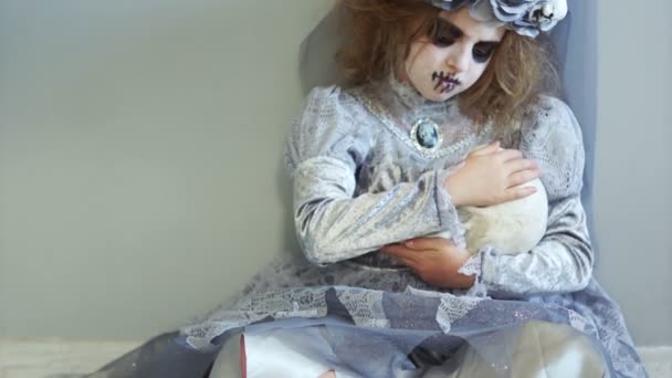 Nevěsty dracula chybí její milenec. Svátek Halloween, dítě v obleku s lebkou ve svých rukou. den mrtvých, make-up — Stock video