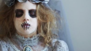 Bir kız kostüm yakın bir portresini dracula, Cadılar Bayramı ziyaret etti. Korkunç skklet seklet. Tatil yaratıcı yaklaşım. Gri, soğuk renk paleti