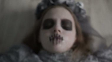 Drakula'nın gelini hayat ve çığlıklar geliyor. Halloween korkunç klip. Takım elbise ve makyaj ölü kız. Gri renk paleti. Yaşayan ölüler günü'ölü