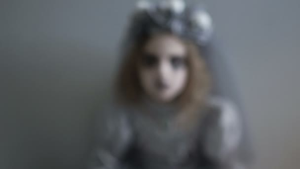 Свято Хеллоуїна. Охолоджуючий портрет дівчини в макіяжі та костюмі Хеллоуїна. Холодні кольори — стокове відео