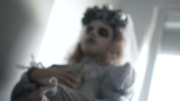 Een kind verkleed als een dode bruid schreeuwt buigen over de camera. Grijze Halloween, Allerheiligen — Stockvideo