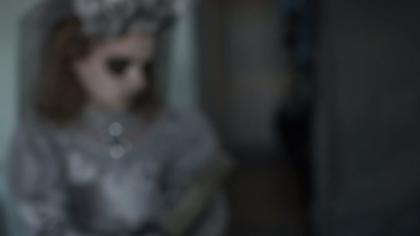 Enfant en costume d'Halloween. La fille avec le maquillage de la mariée morte. Grand portrait, vidéo dynamique — Video