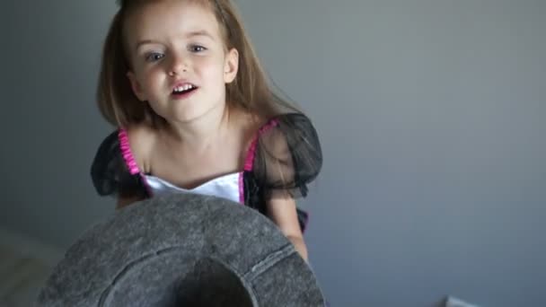 Žádá Léčbě Dítě Halloween Kostýmu Požádá Sladkosti Dívka Drží Šedý — Stock video