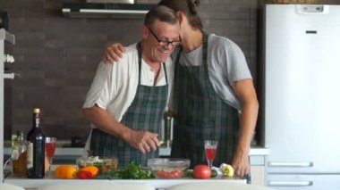 Olgun bir erkek ve Yetişkin oğlu bir salata mutfakta hazırlanıyorlar. Baba oğul öğretir. Babalar günü, erkekler gülmek neşeyle ve gizli olarak, baba ve oğul ilişkileri