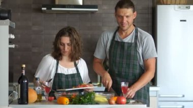 Erkek ve kadın aşçı, Çift, karı ve koca bir bıçak ile mutfak ve kesme ve dilim salata ve sebze yemek