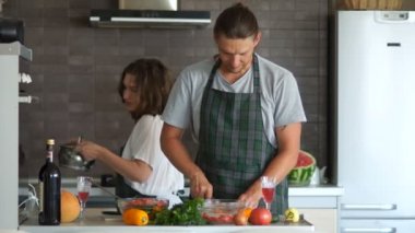 Karı koca mutfakta yemek hazırlanıyor. Salata keser, çorba tavada ocakta yemek pişiriyor. Kız pan getiriyor, kapak, adam atar bir parça orada biber kaldırır. Aile mizah.