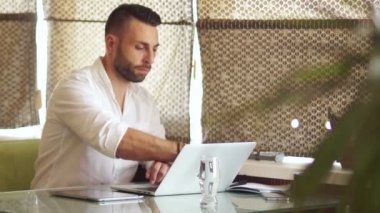 Ofiste iş yerinde beyaz gömlekli ciddi genç iş adamı. Rahat iç coworking. Ücretsiz istihdam