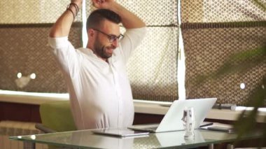 Ofiste çalışan Duraklat. İşadamı geri onun koltuğunda, dabbled eğildi. Uzaktan çalışma, serbest