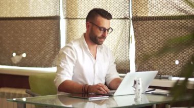 Beyaz gömlekli işadamı mutlu yumruğunu clenches. İyi şanslar jest, bu ortaya çıktı. İyi bir anlaşma, iyi haber. İş kavramı