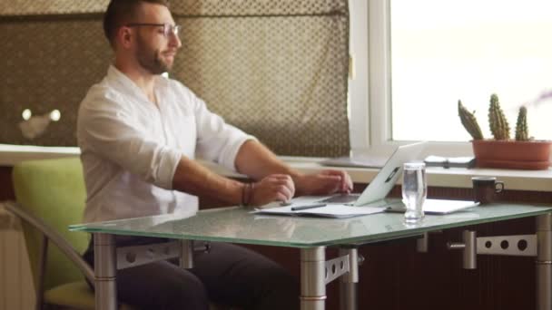 Zralý muž podnikatel v bílé košili vyvolá jeho nohy na stůl. Dobu odpočinku, přestávka v práci, přestávka na kávu — Stock video